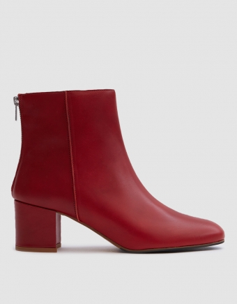 Mei Boot in Ruby Red
